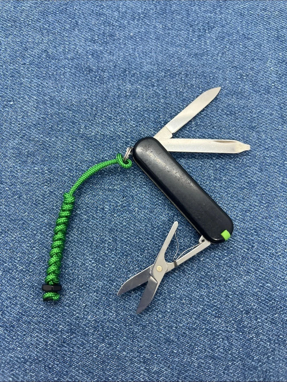 Victorinox Classic SD Swiss Army Knife 58mm SAK with Paracord Lanyard Preowned